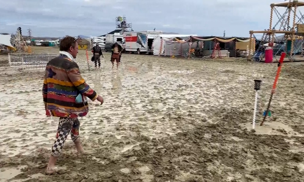 Çöle yağmur yağdı, binlerce kişi Burning Man de mahsur kaldı!