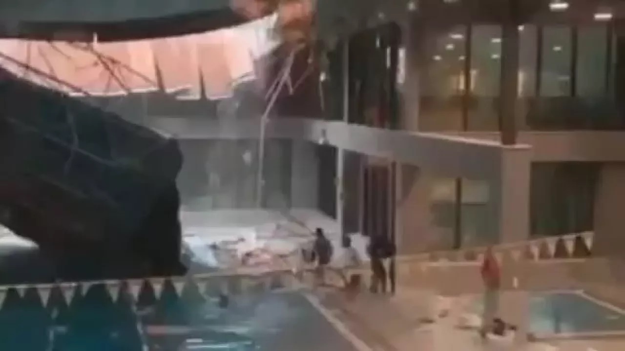 İstanbul da spor salonunun çatısı çöktü