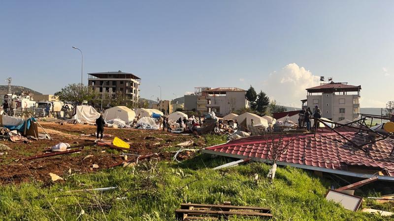 Çadır kenti fırtına vurdu: 10 yaralı