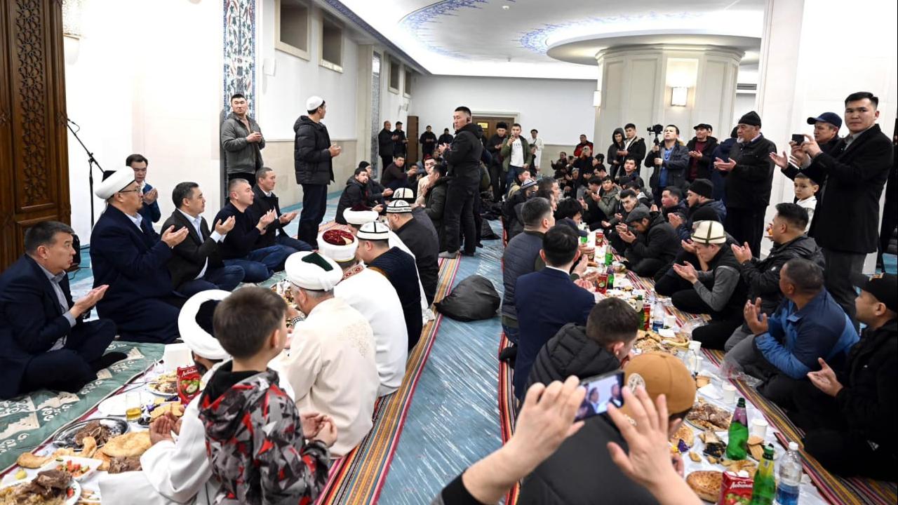 Kırgızistan Cumhurbaşkanı İmam Serahsi Camisi nde iftar verdi