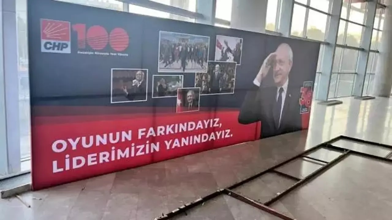 Kılıçdaroğlu na destek pankartı kaldırıldı