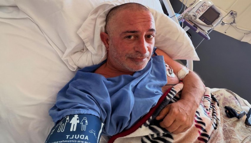 Cem Y�lmaz'�n kula��ndaki detay g�ndem oldu