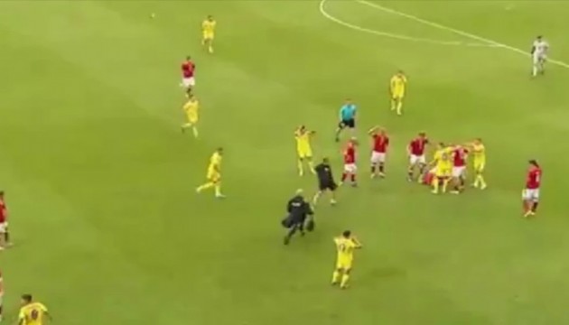Daha �nce kalp krizi ge�irmi�ti: Y�ld�z futbolcu bir anda yere y���ld�