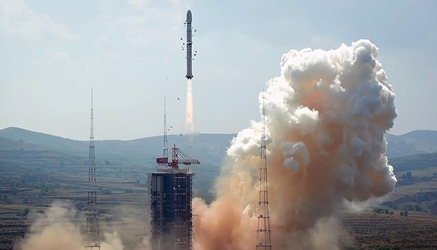 Çin, üç yer gözlem uydusunu fırlattı!