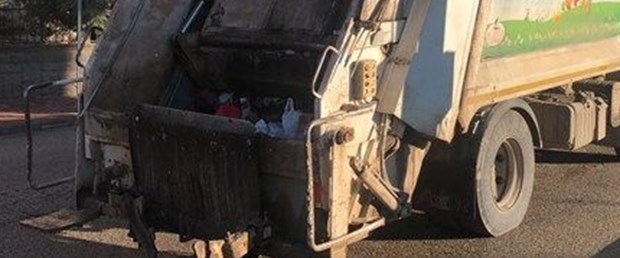 Çöp kamyonuna sıkışan belediye işçisi hayatını kaybetti