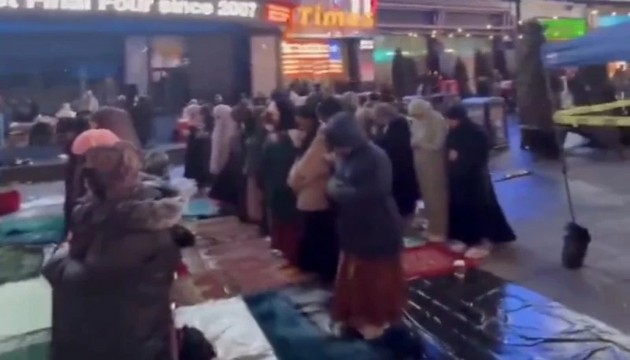 Times Meydanı'nda ilk teravih