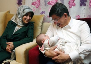 Davutoğlu Türkmen aile ile iftar yaptı!