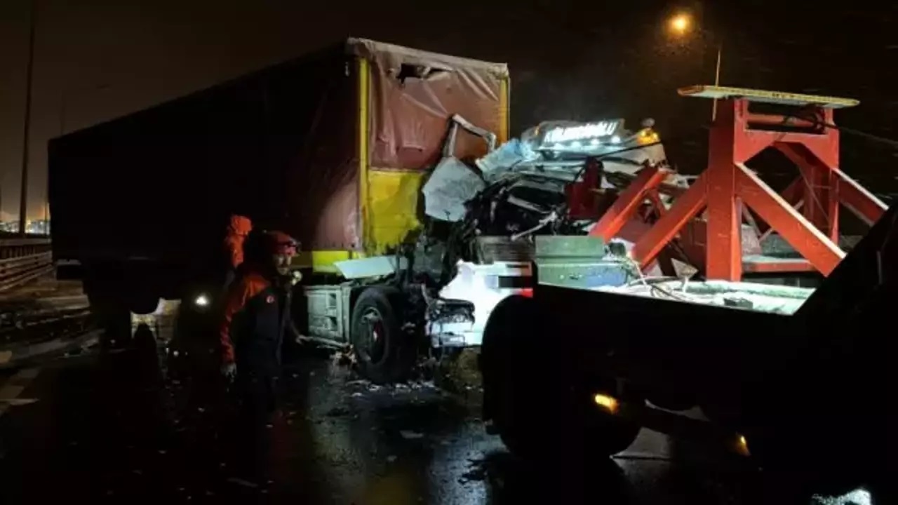 Anadolu Otoyolu nda iki TIR çarpıştı
