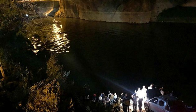 Erzincan da bir araç nehre uçtu: 4 ölü