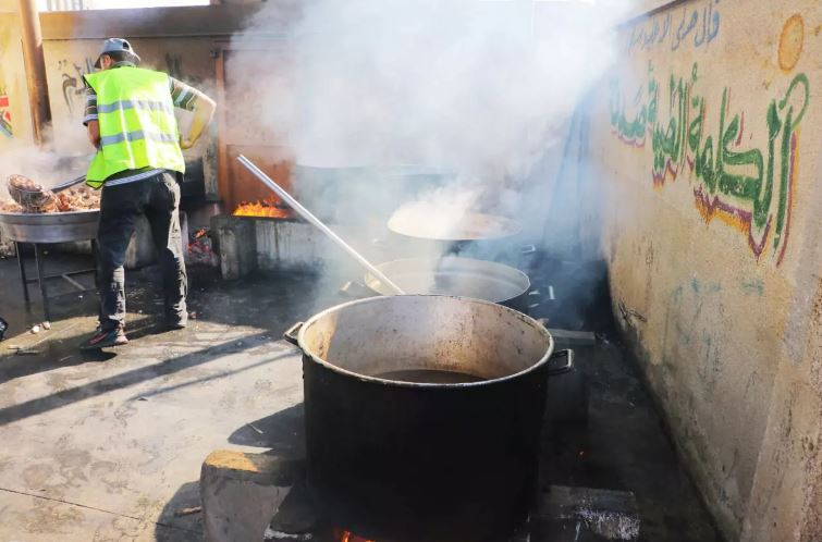 Gaz tükendi! Gazze de yemekler odun ateşinde yapılıyor