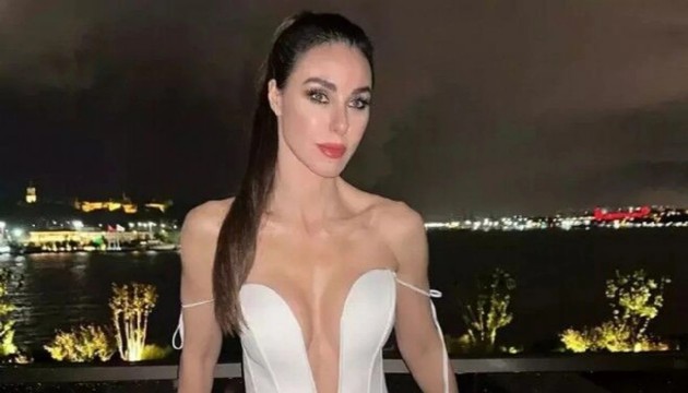 Defne Samyeli, fizi�iyle b�y�ledi!