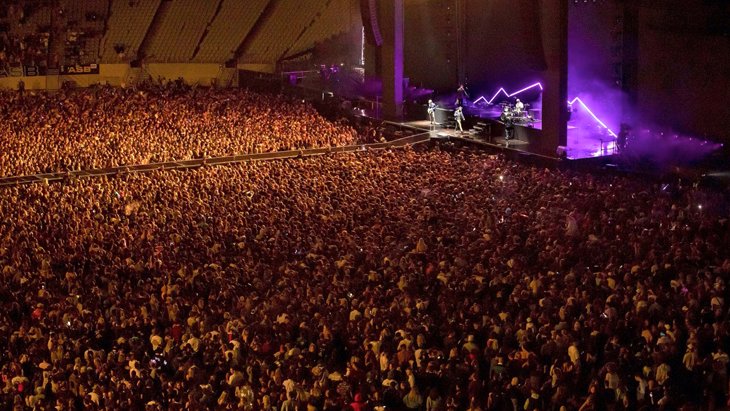 50 bin kişi yan yana konser izledi