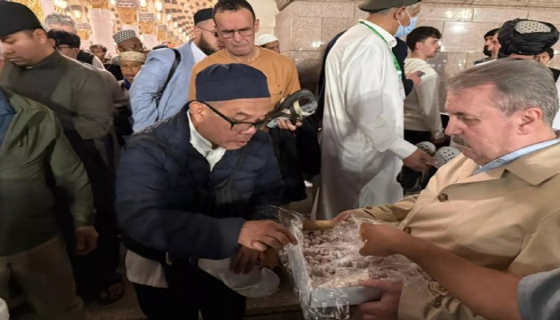 Mustafa Destici kutsal topraklarda lokum da��tt�