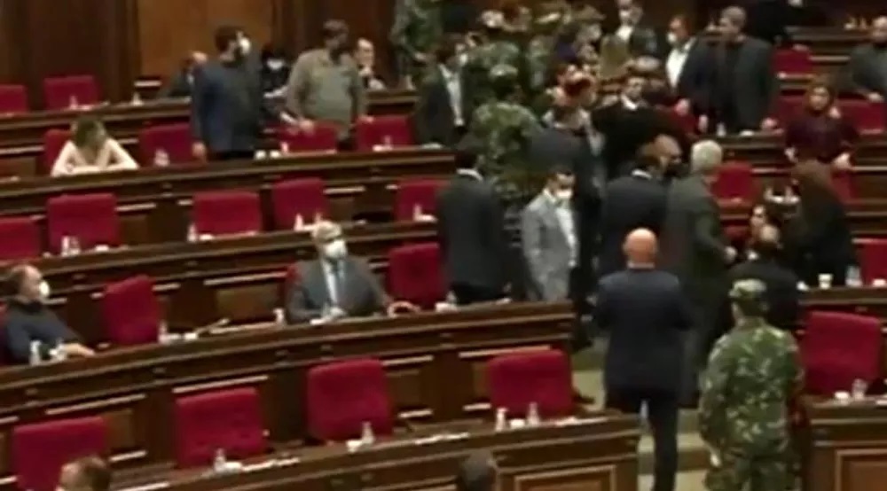 Ermeni Meclisi nde Karabağ kavgası