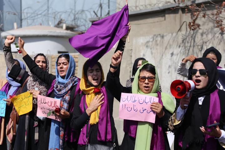 Afganistan da kadınlar, hakları için sokaklara döküldü