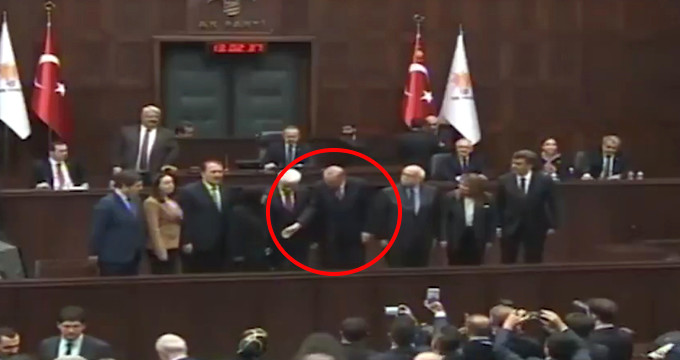 Erdoğan ın eli havada kaldı