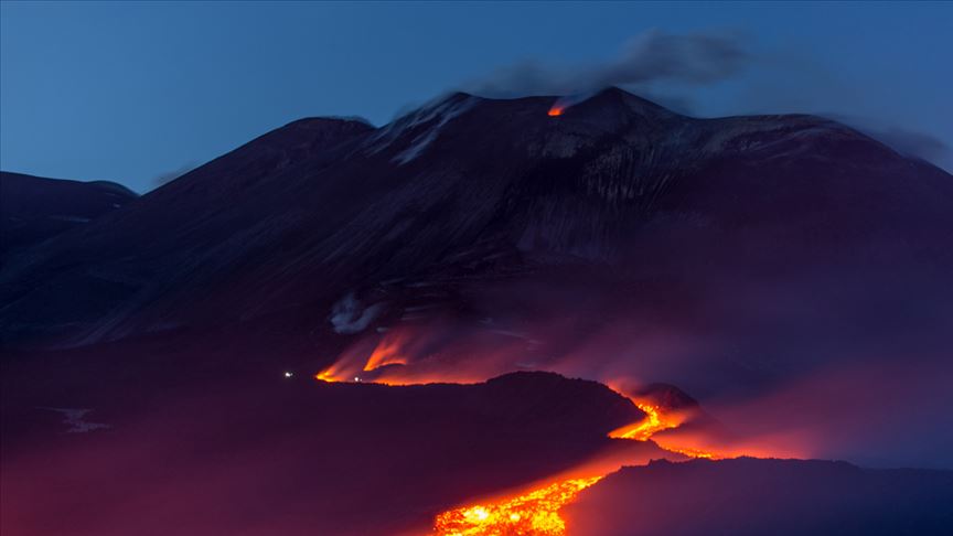 Etna dan lav ve kül püskürüyor