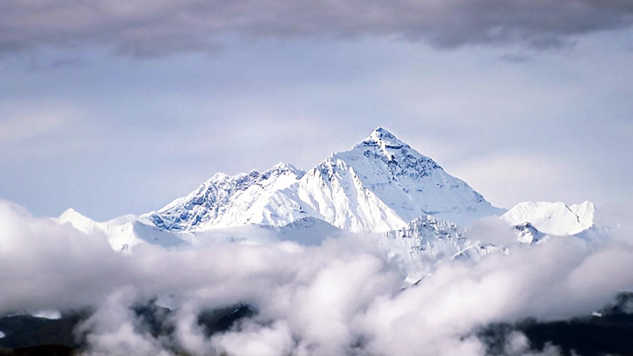 Nepalli dağcı 26. kez Everest’e tırmanarak zirve rekorunu egale etti