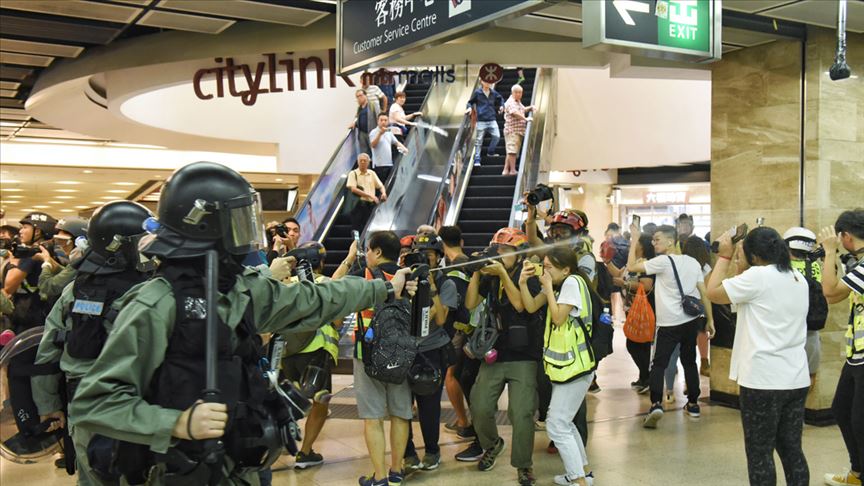 Hong Kong da polisten alışveriş merkezlerine baskın