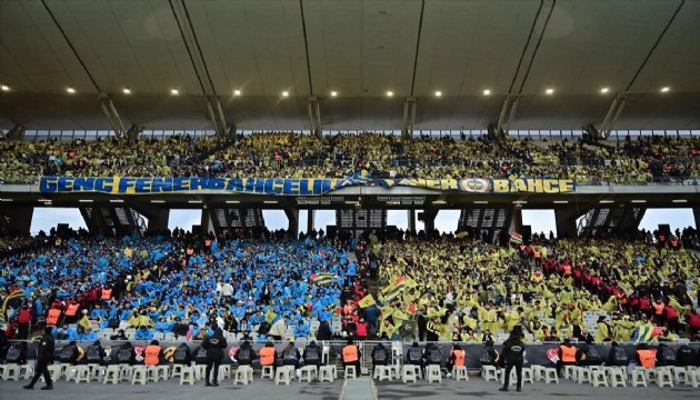 Fenerbah�eli 2 taraftar yaraland�: Kul�pten a��klama geldi