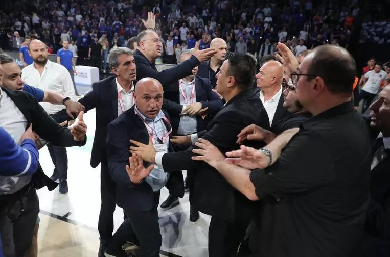 Fenerbahçe den çok sert tepki:  Yaşanan rezilliğin açıklamasını bekliyoruz 