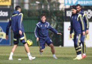 Fenerbahçe de kaptan Emre takımla birlikte çalıştı!