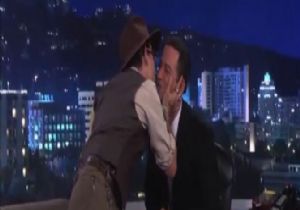 Johnny Depp sunucuyu dudağından öptü!