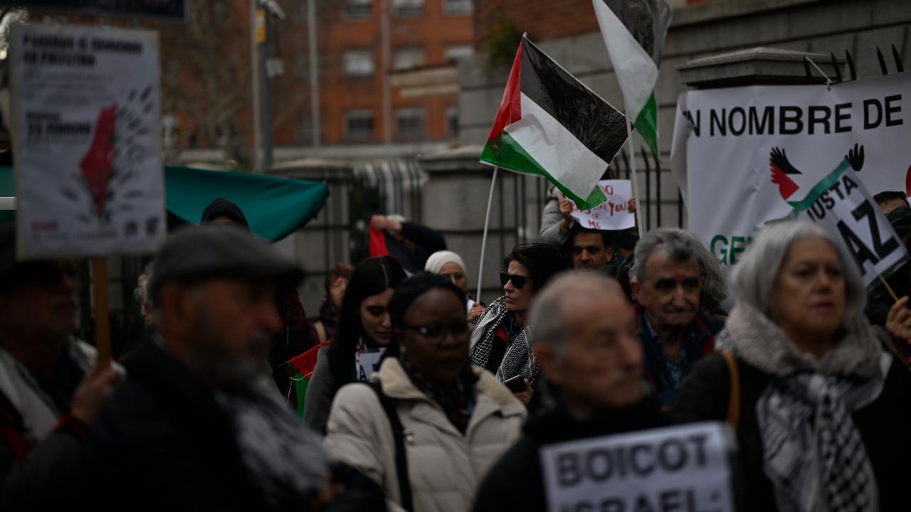 İspanya da 180 den fazla Katolik derneğin üyeleri İsrail i protesto etti