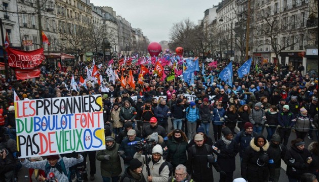 Protestolar sonuç vermedi: Fransa'da emeklilik yaşı resmen 64 oldu