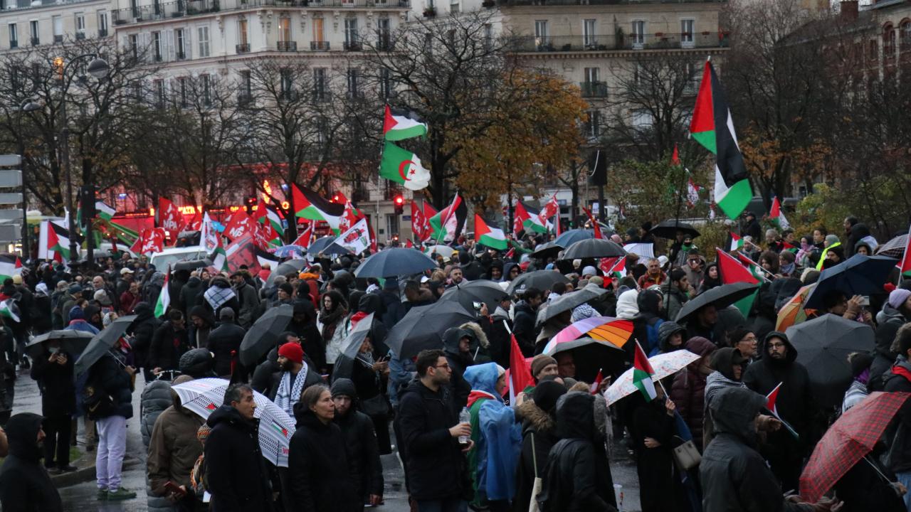 Fransa da Dünya Kadınlar Günü nde Filistin ve İsrail yanlıları arasında arbede çıktı
