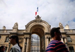 Fransa da ilan edilen 3 günlük ulusal yas başladı!