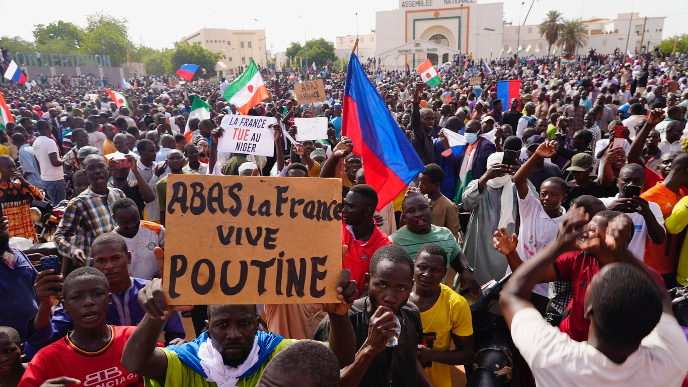 Fransa, Nijer deki vatandaşlarını tahliye ediyor
