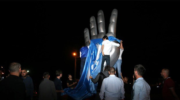 Ülkücüler Rabia heykelini bastı