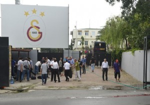 Galatasaray ı Eskişehirspor maçı öncesi taraftarları uğurladı!