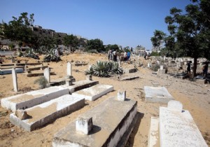 Gazze deki mezarlıklarda boş yer kalmayınca halk...