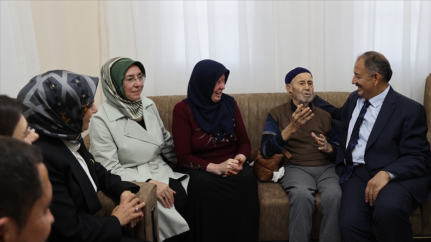 Bakan Özhaseki depremzede aileyi ziyaret etti