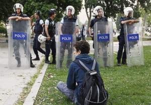 Polis Gezi Parkı na girişe izin vermedi!