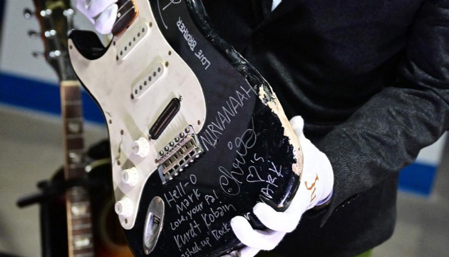 Kurt Cobain'in parçaladığı gitar yaklaşık 600 bin dolara satıldı