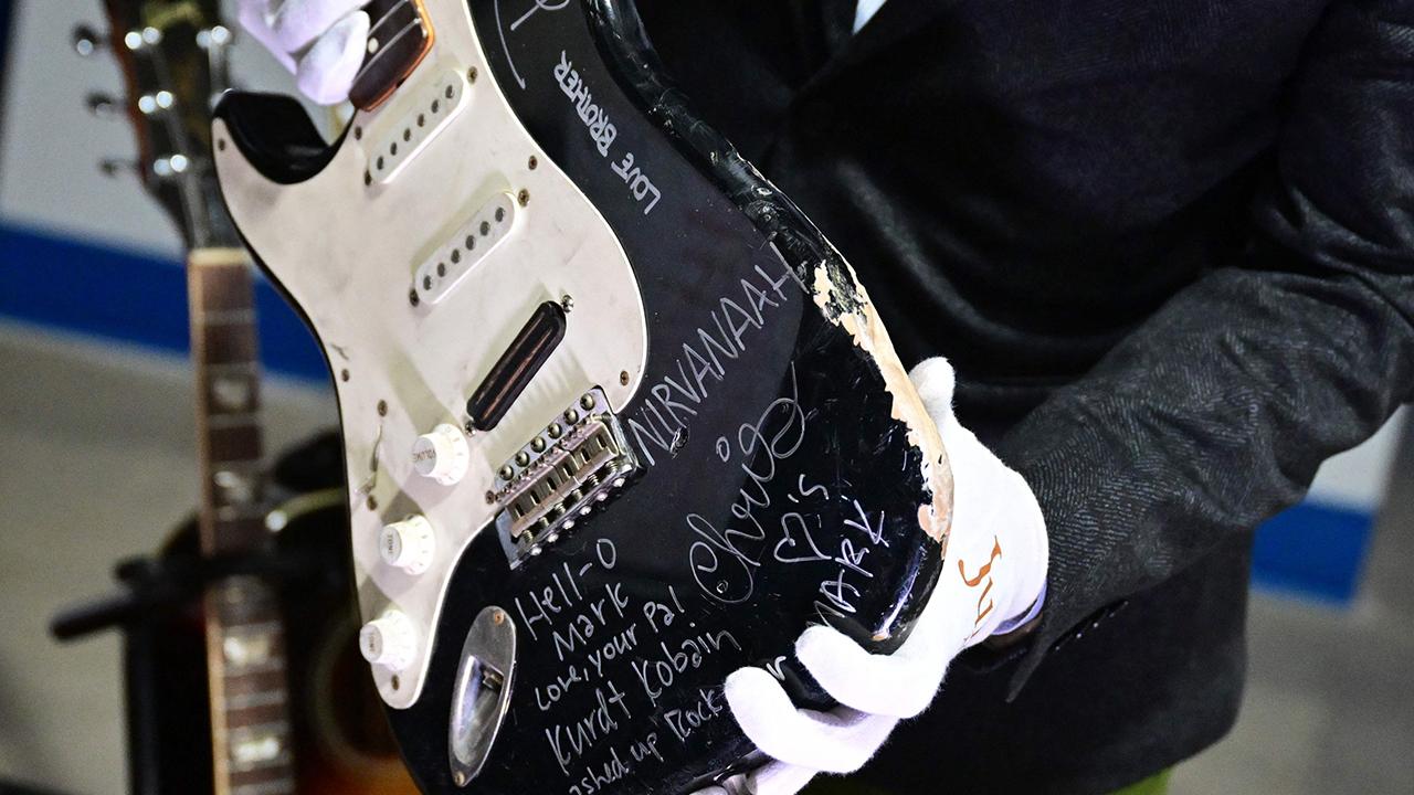 Kurt Cobain’in parçaladığı gitar yaklaşık 600 bin dolara satıldı