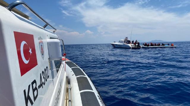 Muğla açıklarında bot ile sürüklenen 40 göçmen kurtarıldı