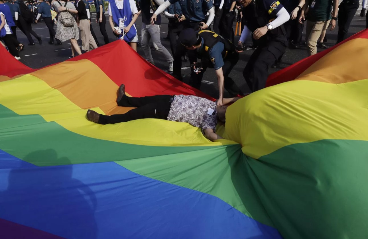 Güney Kore de eşcinsel evliliklerin önünü açacak ilk yasa tasarısı mecliste