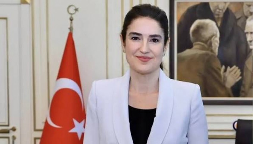 �mamo�lu'nun dan��manl���ndan istifa etti