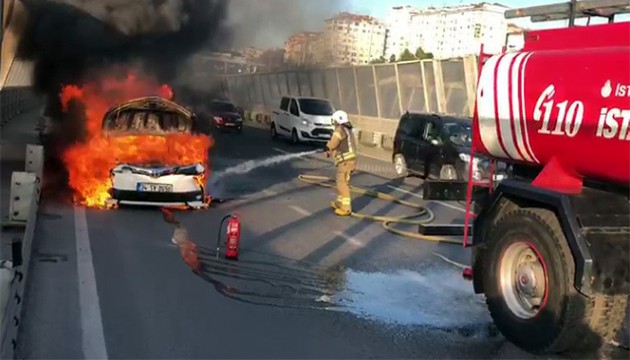 Haliç Köprüsü nde otomobil yandı!