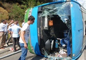 İstanbul da halk otobüsü devrildi!