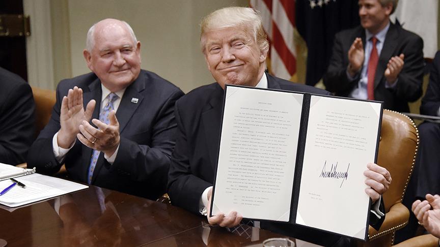 Trump kararnameyi çiftçilerle imzaladı