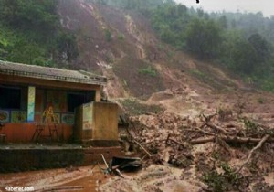 Hindistan da sel ve toprak kayması! 22 ölü!