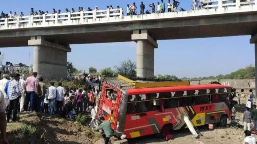 Yolcu otobüsü köprüden düştü! 22 kişi feci şekilde hayatını kaybetti