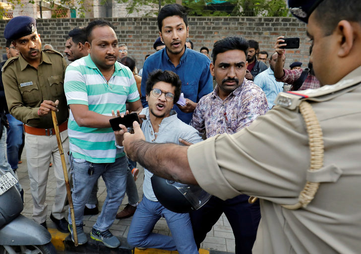 Hindistan polisinden sert müdahale