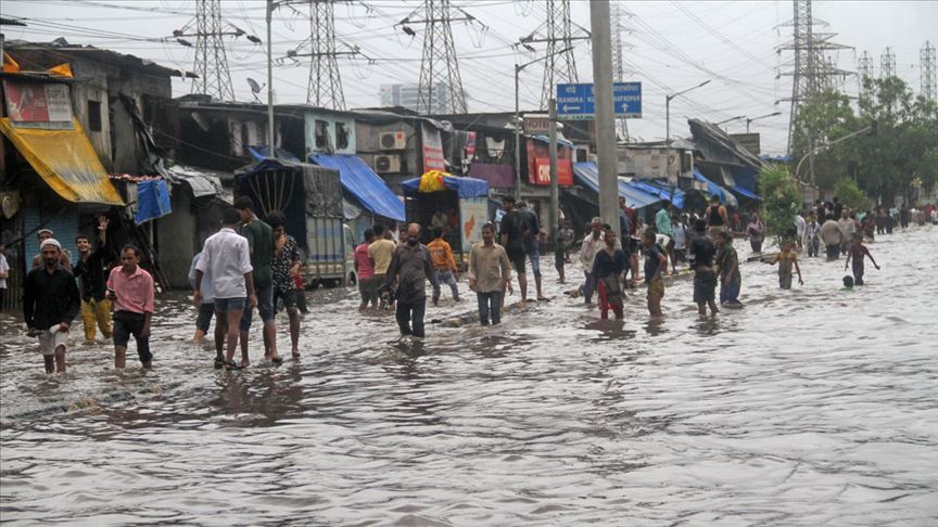 Hindistan da şiddetli yağışlar devam ediyor