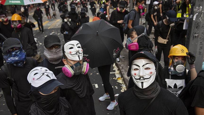 Hong Kong da göstericilere maske takması yasağı